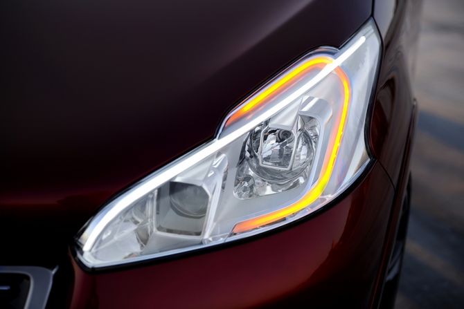 Peugeot 208 GTI e XY revelados antes de Genebra Peugeot 208 GTI e XY revelados antes de Genebra