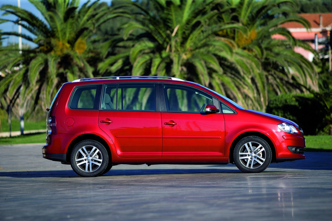 Volkswagen Touran 1.9I TDI BlueMotion 105cv DPF Conceptline 5L. Volkswagen Touran 1.9I TDI BlueMotion 105cv DPF Conceptline 5L.