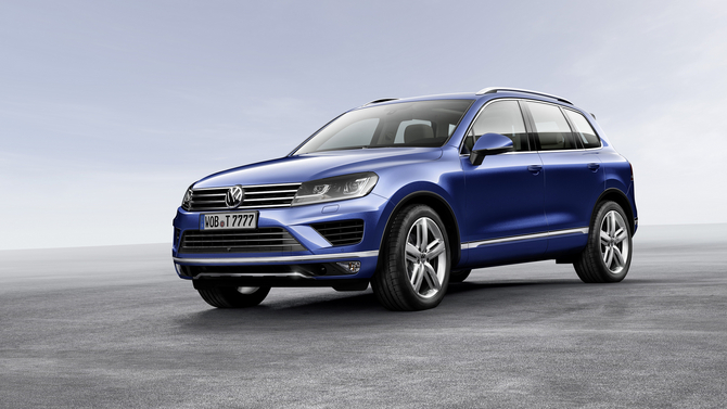 Todas as versões do novo Touareg vêm equipadas com faróis bi-xénon, recebem uma nova grelha maior e um pára-choques retocado Todas as versões do novo Touareg vêm equipadas com faróis bi-xénon, recebem uma nova grelha maior e um pára-choques retocado