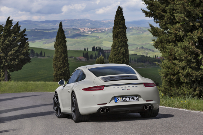 Cette édition limitée de la 911 Carrera S, qui développe 400 ch (294 kW) Cette édition limitée de la 911 Carrera S, qui développe 400 ch (294 kW)