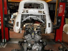 O motor é quase tão largo como o carro
