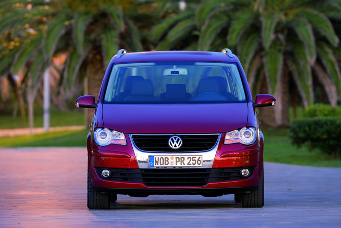 Volkswagen Touran 1.9I TDI BlueMotion 105cv DPF Conceptline 5L. Volkswagen Touran 1.9I TDI BlueMotion 105cv DPF Conceptline 5L.