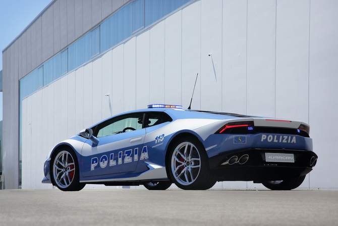 The Huracán Polizia is powered by a 610hp 5.2l V10 engine and reaches a top speed of 325km/h The Huracán Polizia is powered by a 610hp 5.2l V10 engine and reaches a top speed of 325km/h