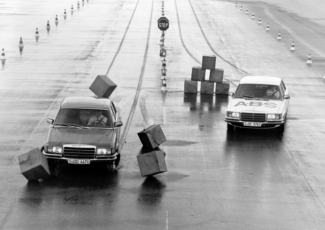 A Mercedes também introduziu os travões anti-bloqueio no Classe S A Mercedes também introduziu os travões anti-bloqueio no Classe S