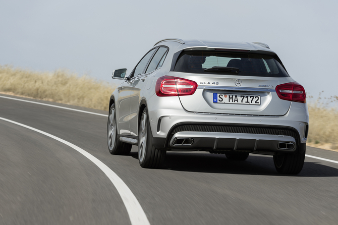 Mercedes-Benz GLA 45 AMG 4MATIC 7G-DCT Mercedes-Benz GLA 45 AMG 4MATIC 7G-DCT