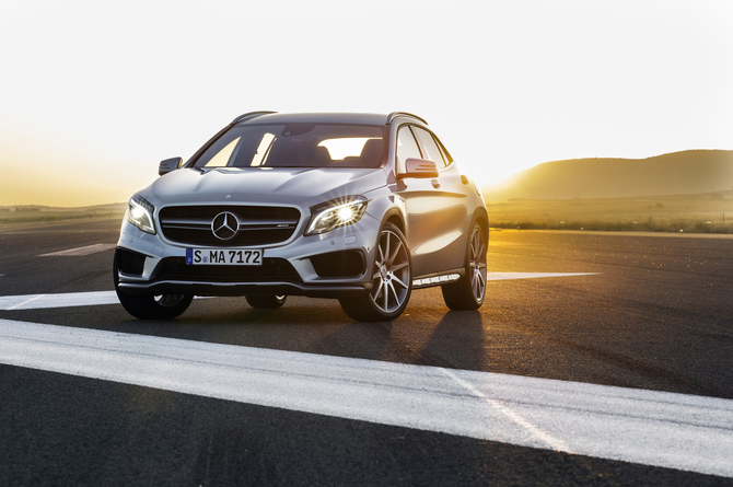 Mercedes-Benz GLA 45 AMG 4MATIC 7G-DCT Mercedes-Benz GLA 45 AMG 4MATIC 7G-DCT