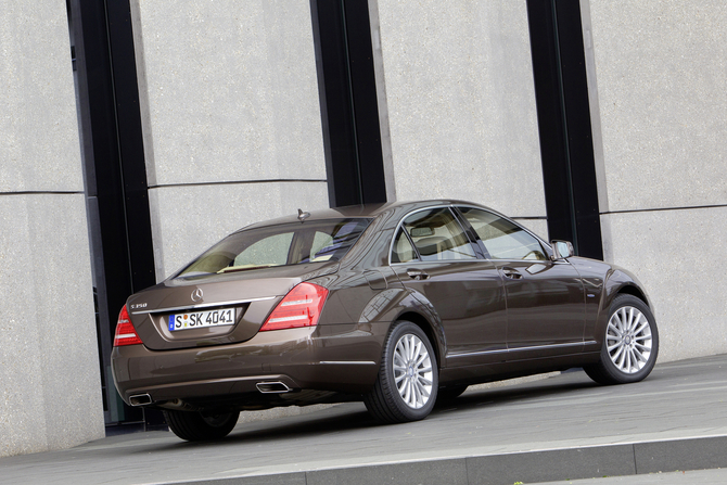 Mercedes-Benz S 63 AMG LWB w/ Performance Package Mercedes-Benz S 63 AMG LWB w/ Performance Package