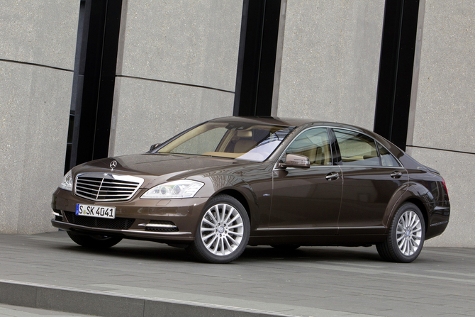Mercedes-Benz S 63 AMG LWB w/ Performance Package Mercedes-Benz S 63 AMG LWB w/ Performance Package