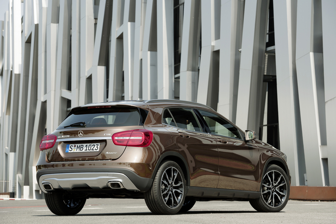 Mercedes-Benz GLA 220d 4MATIC 7G-DCT Mercedes-Benz GLA 220d 4MATIC 7G-DCT
