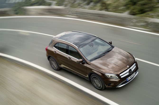 Mercedes-Benz GLA 220d 4MATIC 7G-DCT Mercedes-Benz GLA 220d 4MATIC 7G-DCT