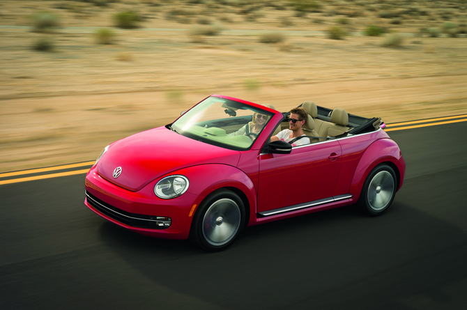 O Beetle Cabrio é uma das opções descapotável da Volkswagen na Europa O Beetle Cabrio é uma das opções descapotável da Volkswagen na Europa