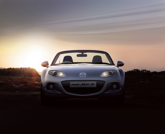 Mazda MX-5 avec un design extérieur plus agressif et un capot moteur qui amortit les chocs Mazda MX-5 avec un design extérieur plus agressif et un capot moteur qui amortit les chocs