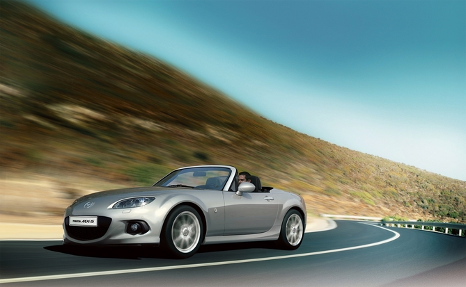 Le MX-5 restylé se dote d'un nouveau bouclier avant Le MX-5 restylé se dote d'un nouveau bouclier avant