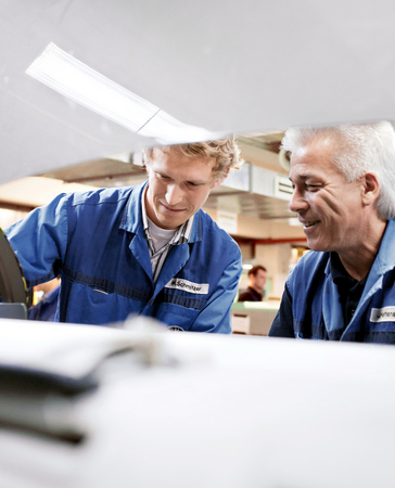A BMW também considera recrutar jovens desempregados na Itália e Grécia A BMW também considera recrutar jovens desempregados na Itália e Grécia