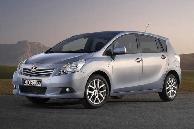 Toyota Verso 2.2 D-CAT 150 A/T Luxury Toyota Verso 2.2 D-CAT 150 A/T Luxury