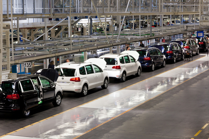 Além da flexibilização laboral já implementada, a Autoeuropa procura novas medidas para fazer face à quebra de encomendas Além da flexibilização laboral já implementada, a Autoeuropa procura novas medidas para fazer face à quebra de encomendas