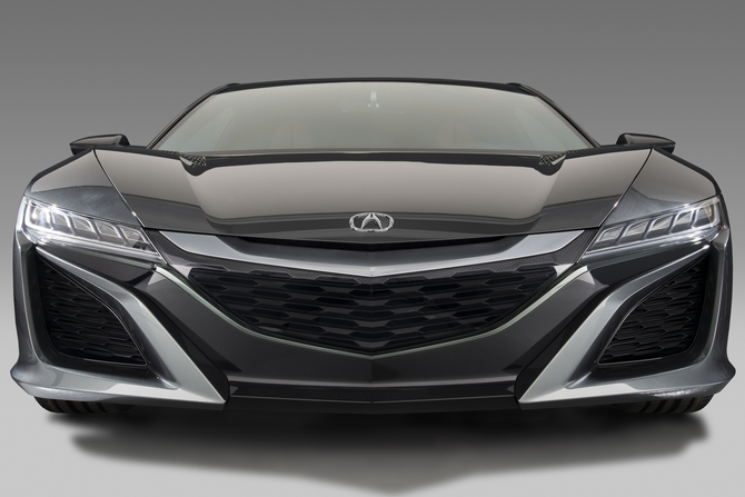 O carro usa um motor central V6, combinado com três motores elétricos O carro usa um motor central V6, combinado com três motores elétricos