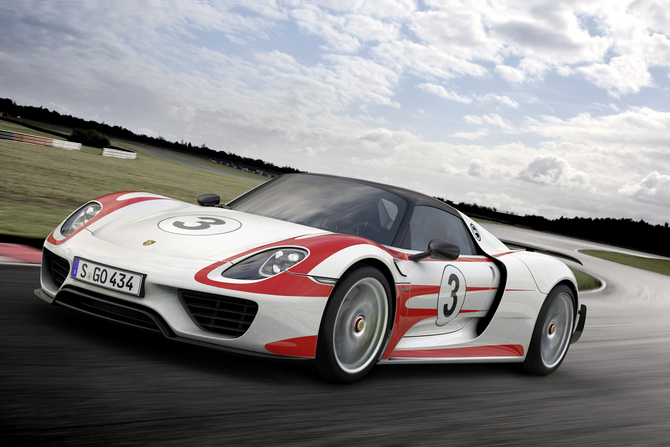 Porsche fez melhorias de última hora ao sistema elétrico do 918 Spyder e conseguiu aumentar-lhe a velocidade Porsche fez melhorias de última hora ao sistema elétrico do 918 Spyder e conseguiu aumentar-lhe a velocidade