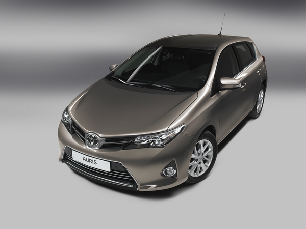 Der neue Auris gehört zu den niedrigsten Fahrzeugen in der Kompaktklasse. Der neue Auris gehört zu den niedrigsten Fahrzeugen in der Kompaktklasse.
