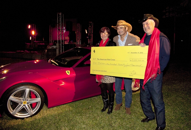 O licitador que ganhou o carro foi Larry Roth de Long Island, Nova Iorque, uma das áreas mais afetadas O licitador que ganhou o carro foi Larry Roth de Long Island, Nova Iorque, uma das áreas mais afetadas