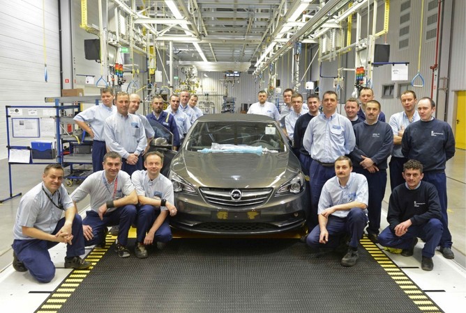 Le cabriolet de catégorie medium propose nombre d’options premium. Le cabriolet de catégorie medium propose nombre d’options premium.