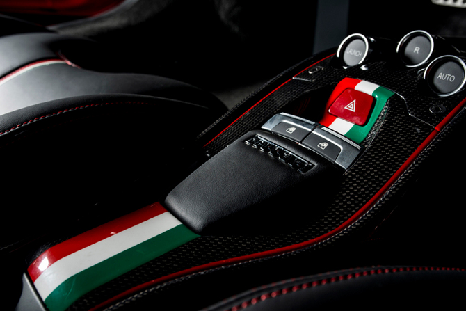 Os acentos e a consola central têm pormenores com as cores da bandeira italiana Os acentos e a consola central têm pormenores com as cores da bandeira italiana