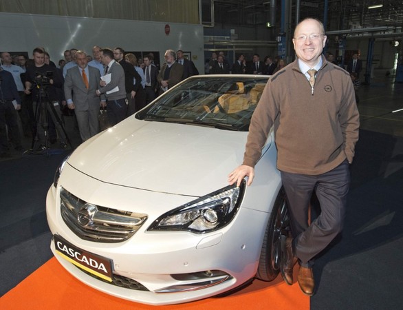 Steve Girsky, Président du Conseil de surveillance, avec le premier cabriolet sorti de chaine. Steve Girsky, Président du Conseil de surveillance, avec le premier cabriolet sorti de chaine.