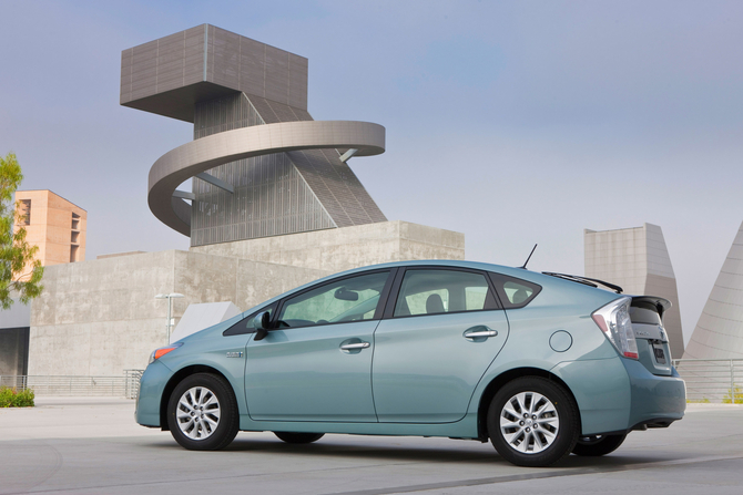 Prius Plug-in Capable of 49mpg and EV Travel at up to 100km/h Prius Plug-in Capable of 49mpg and EV Travel at up to 100km/h
