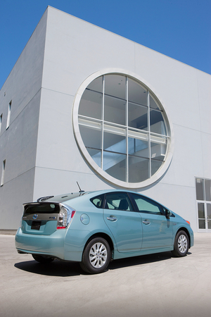 Prius Plug-in Capable of 49mpg and EV Travel at up to 100km/h Prius Plug-in Capable of 49mpg and EV Travel at up to 100km/h