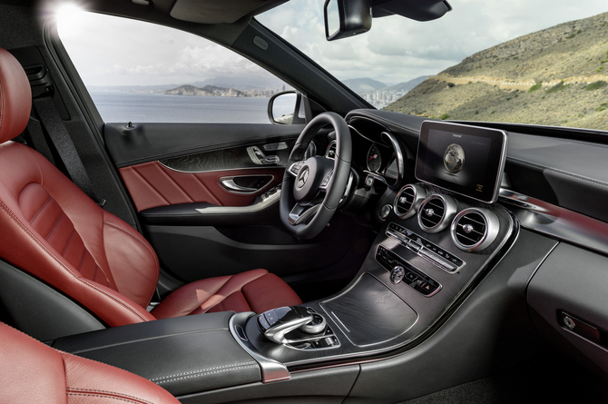 A Mercedes refere que o interior da nova geração foi inspirada nos seus modelos desportivos A Mercedes refere que o interior da nova geração foi inspirada nos seus modelos desportivos