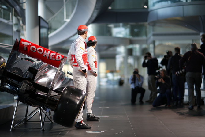 Jenson Button e Sergio Perez são os pilotos da McLaren para esta temporada Jenson Button e Sergio Perez são os pilotos da McLaren para esta temporada