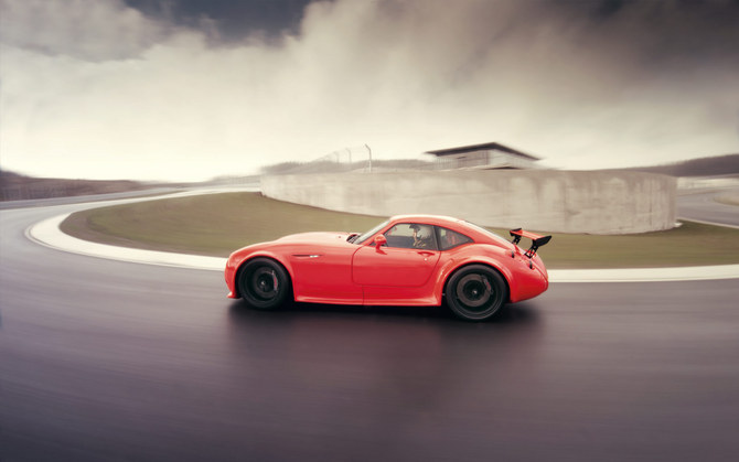 A Wiesmann acrescentou um tejadilho de fibra de carbono para reduzir o peso A Wiesmann acrescentou um tejadilho de fibra de carbono para reduzir o peso