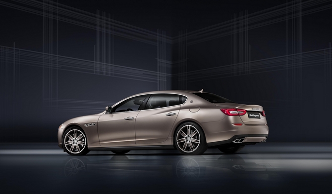 Carro começa por receber uma pintura primária em preto brilhante e só depois é pintado com o tom cinza platinado Carro começa por receber uma pintura primária em preto brilhante e só depois é pintado com o tom cinza platinado