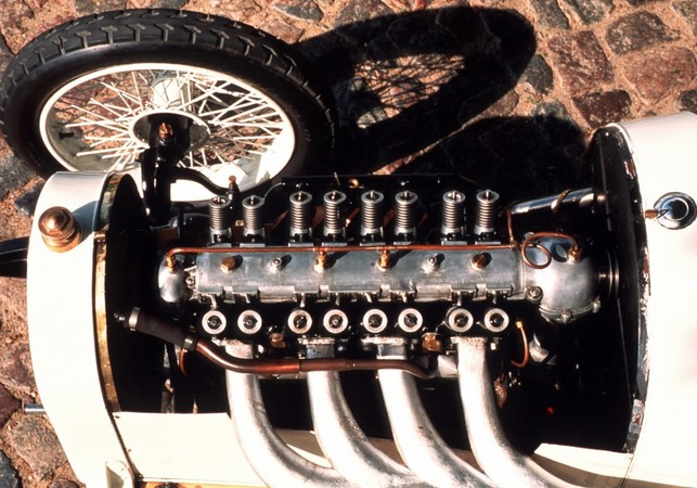 You can see the valves and valve springs of the four valves at each cylinder head You can see the valves and valve springs of the four valves at each cylinder head