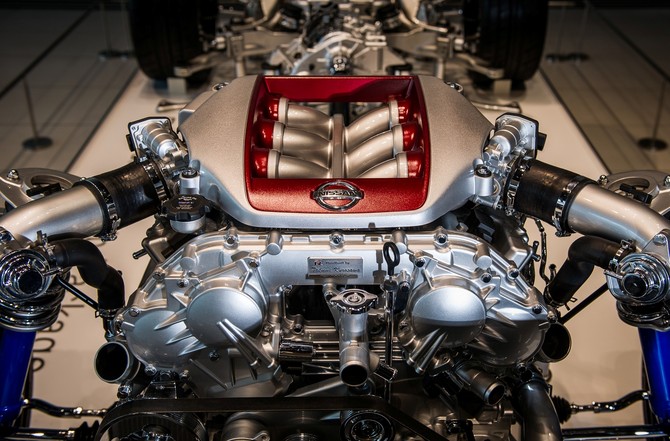 Em conjunto os quatro funcionários têm 100 anos de experiência de montagem de motores Em conjunto os quatro funcionários têm 100 anos de experiência de montagem de motores