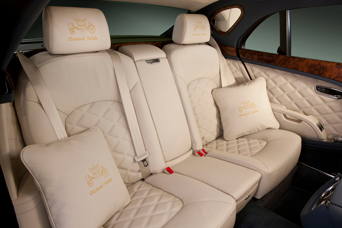 The headrests are specially embroidered. The headrests are specially embroidered.