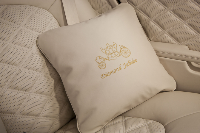 The pillows have the same embroidery The pillows have the same embroidery