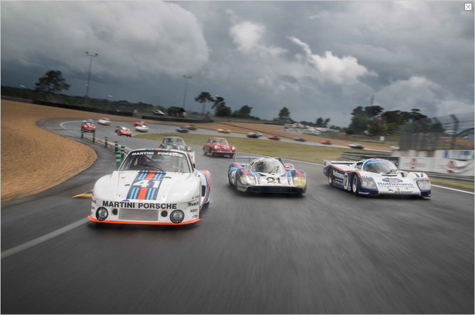 La parade Porsche regroupé 40 des modèles les plus prestigieux de la marque. La parade Porsche regroupé 40 des modèles les plus prestigieux de la marque.