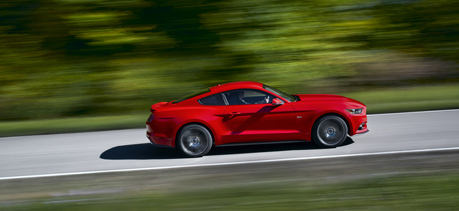 De perfil o carro continua a ser claramente um Mustang, mas agora com um design mais moderno De perfil o carro continua a ser claramente um Mustang, mas agora com um design mais moderno