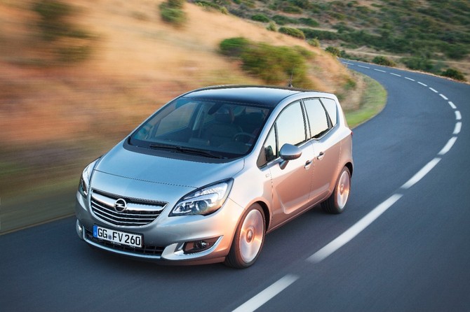 O Meriva recebe uma nova grelha cromada e faróis de circulação LED O Meriva recebe uma nova grelha cromada e faróis de circulação LED
