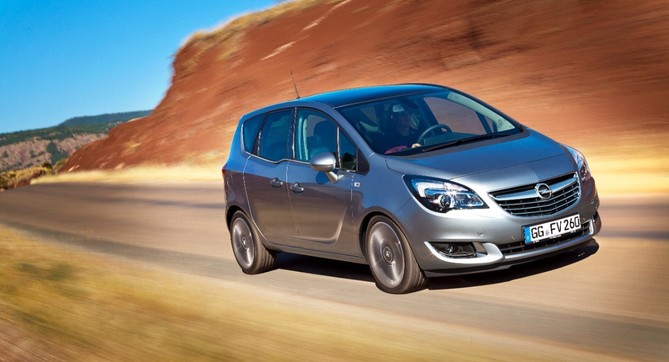 O carro tem agora uma linha cromada na parte lateral O carro tem agora uma linha cromada na parte lateral