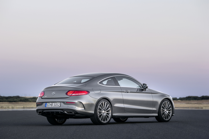 Na traseira o design é inspirado no S-Class Coupé Na traseira o design é inspirado no S-Class Coupé