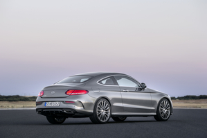 Na traseira o design é inspirado no S-Class Coupé