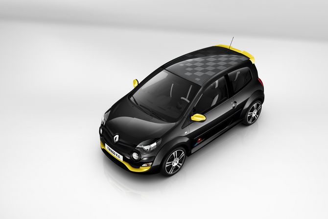 O decalque em formato de bandeira de xadrez no tejadilho do carro O decalque em formato de bandeira de xadrez no tejadilho do carro