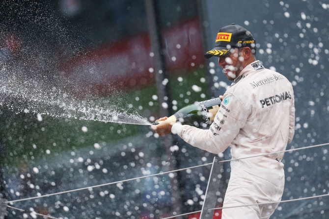 Uma colisão entre Hamilton e Rosberg acabou por danificar o carro do líder do campeonato e dar a vitória ao britânico