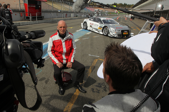 Ullrich a ser entrevistado à frente do novo A5 DTM Ullrich a ser entrevistado à frente do novo A5 DTM