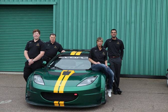 O peso do Lotus Evora GTC foi reduzido em 30kg, comparativamente ao anterior O peso do Lotus Evora GTC foi reduzido em 30kg, comparativamente ao anterior