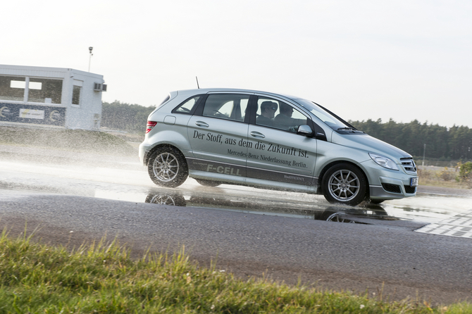 Daimler is working with the German government to create a hydrogen infrastructure Daimler is working with the German government to create a hydrogen infrastructure
