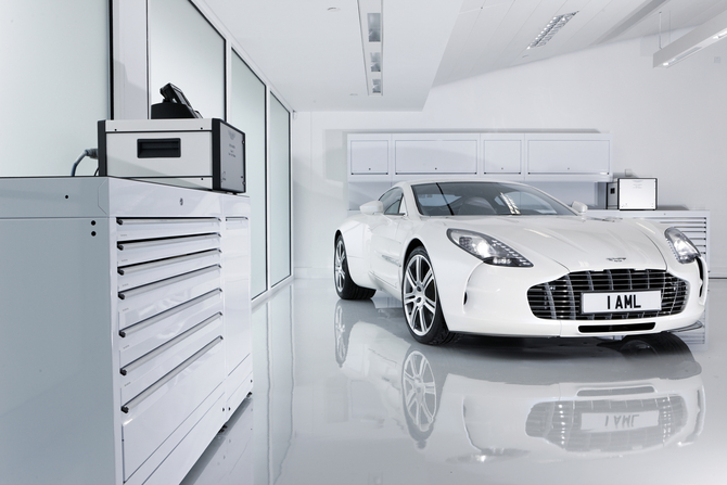 O novo investidor da Aston Martin tem laços fortes com a Mercedes O novo investidor da Aston Martin tem laços fortes com a Mercedes