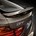 O carro tem um spoiler ativo no cimo da mala que sobe a velocidades mais elevadas